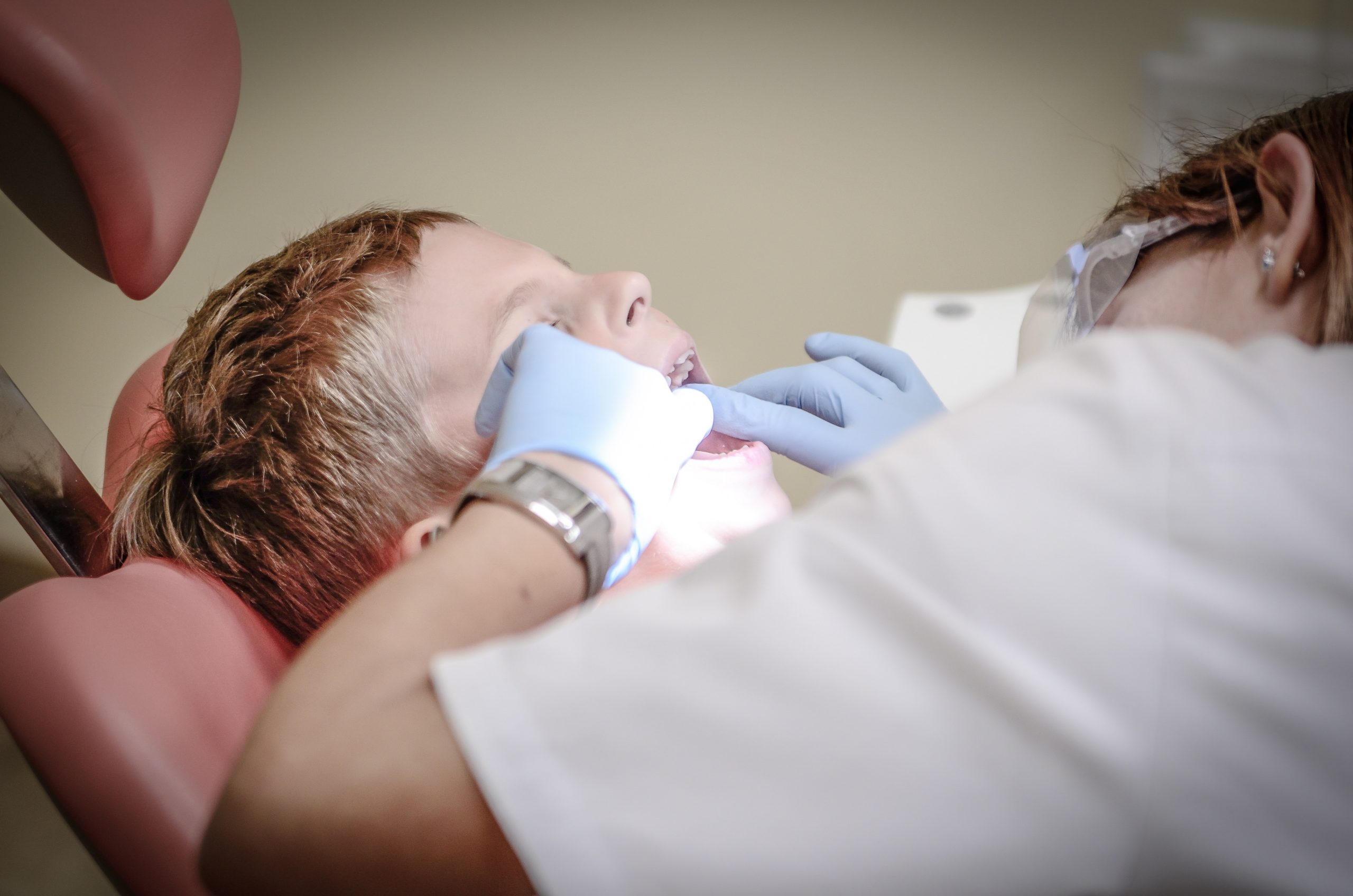 Dentista examinando la boca de un niño